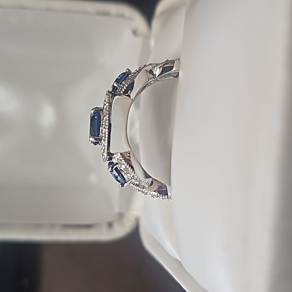 2.50 ct Sapphire Past Present Future Infinity Ring - Picture 2 of 4